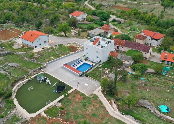 Star Hill - By Guide