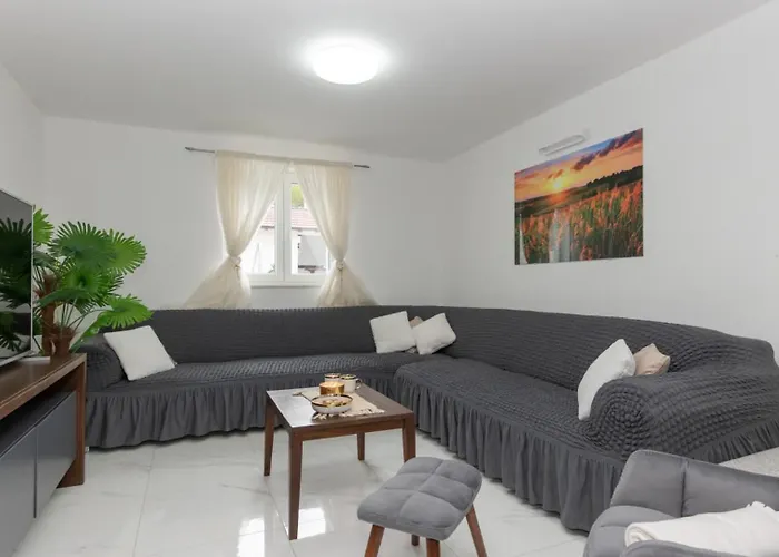 Star Hill - By Guide Makarska