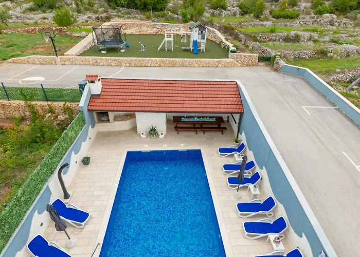 Villa Star Hill - By Guide *