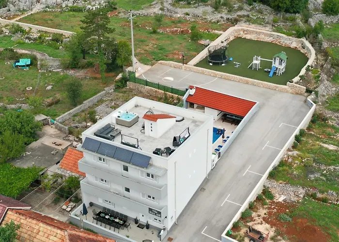 Star Hill - By Guide Villa